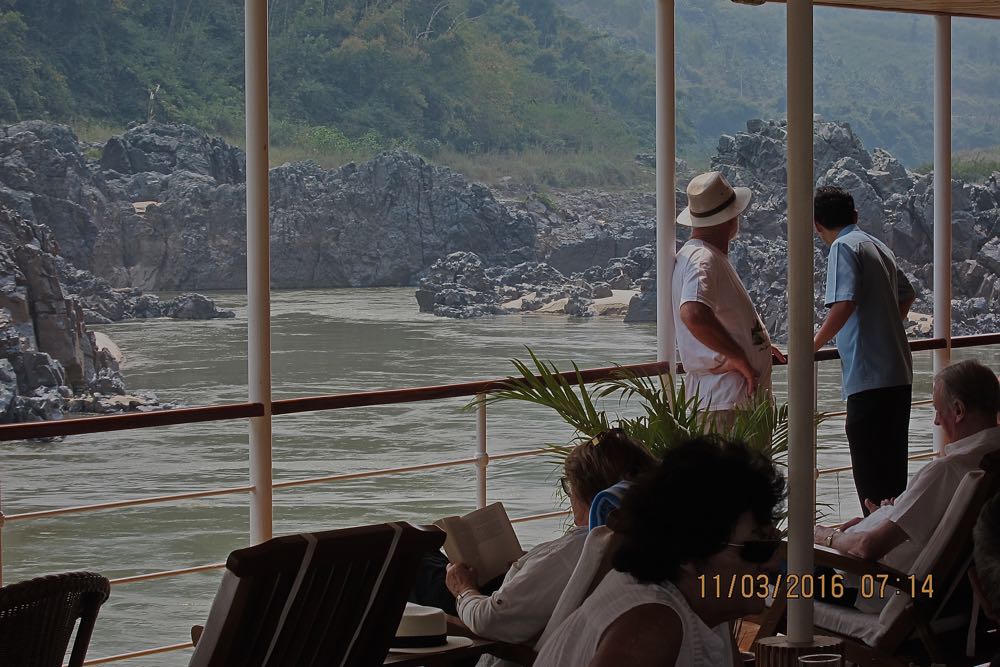 På luksuscruise i fossestrykene øverst i Mekongelva